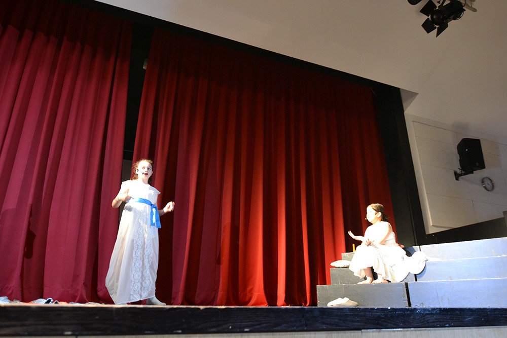 Spectacle de fin d'année des CM2 4 - Lycée Français de Barcelone
